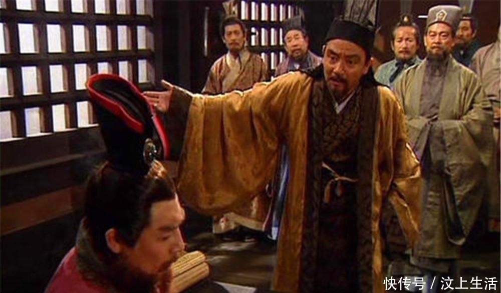 孙策|孙策的托孤大臣张昭,为何在赤壁之战前,要力主孙权向曹操投降呢