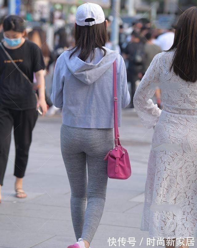 宽松 白色短款上衣搭配灰色紧身打底裤，良好的修饰效果，很显高挑苗条！