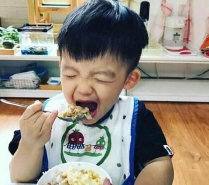 男孩|4岁男孩长出双排牙,只因父母太过“细养”孩子,医生太无知