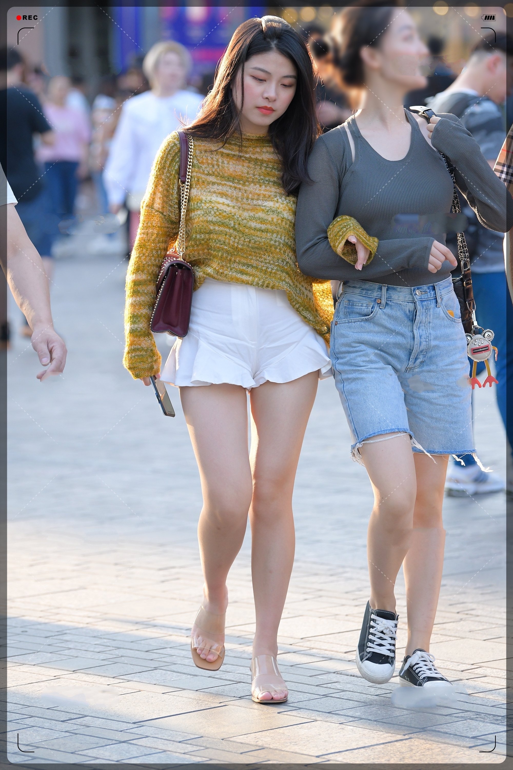 暖黄色针织镂空毛衣搭配港风褶皱a字短裤,青春靓丽,活泼可人