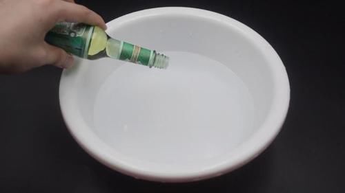 不管凉席多脏多粘,一个简单的方法,一年没洗的凉席,干净又凉爽