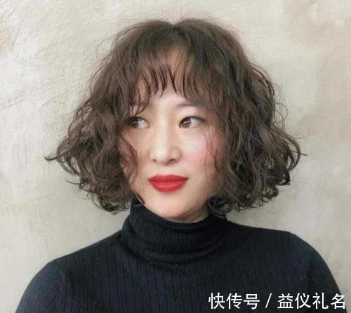 发型 五六十岁的女人，剪短发要怎么烫？选择这两种烫发方式，不显老