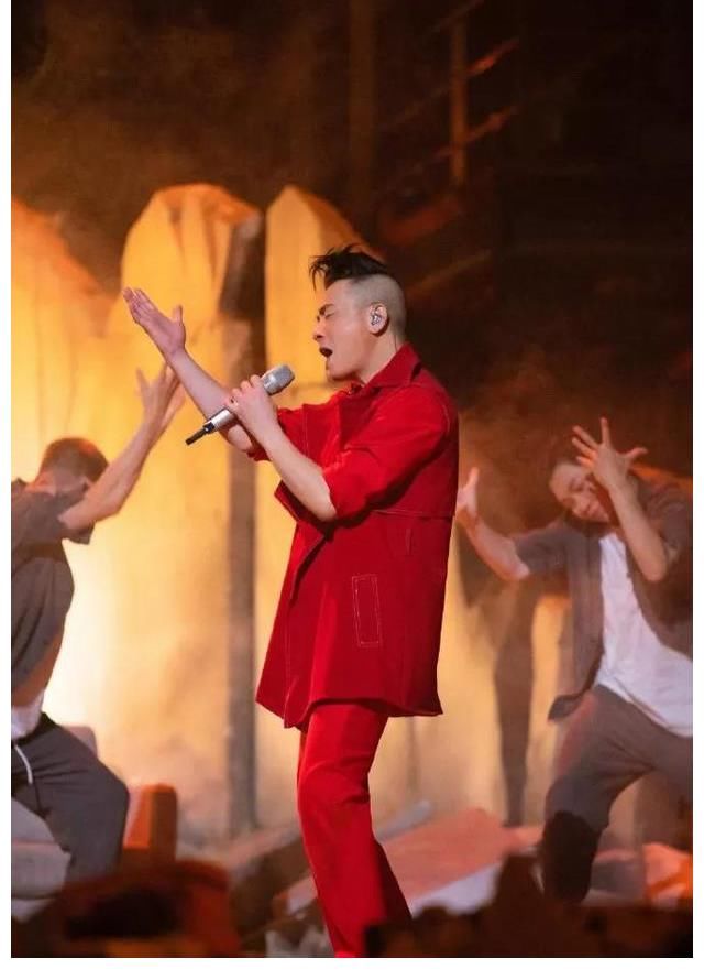 应采儿《听姐说》未实现的目标，陈小春《披哥》代她圆梦