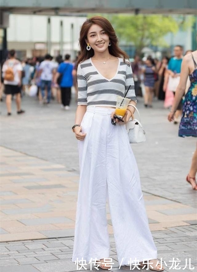 时尚穿搭，小姐姐白皙的皮肤，在黑色衬衫的衬托下，十分优雅大方