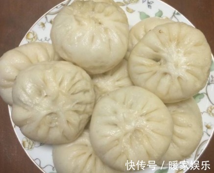 奶奶蒸包子有妙招蒸包子时，记住3个小妙招，包子香软不塌陷！