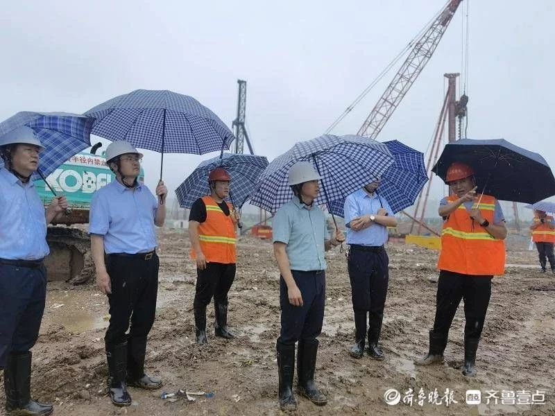 杨云涛到青岛国际资源配置中心地源热泵项目检查指导工作