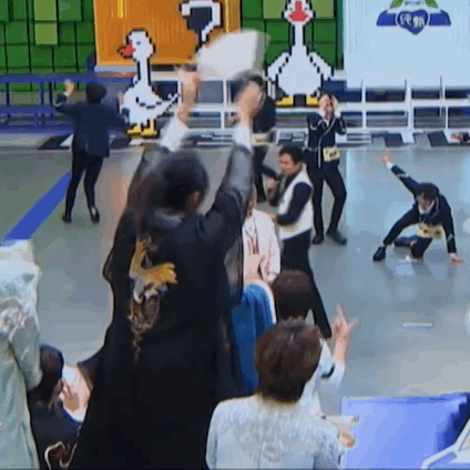 周深粉丝太逗了！集体挖坑给周深，这样做真的好吗？