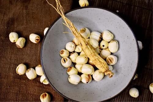 睡眠质量|金秋莲子很养人，4种莲子食疗方，帮你养心安神，缓解失眠多梦