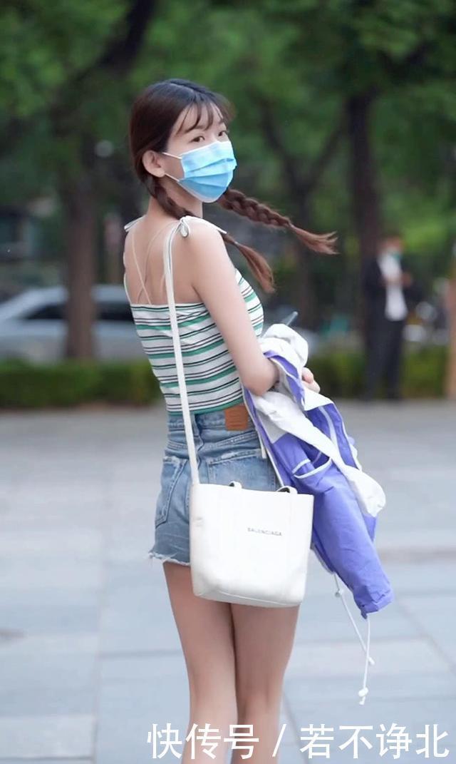 街拍美女:小姐姐身穿彩色吊带搭短裤,不愧是背影杀手