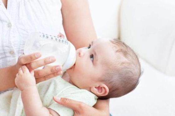 公共场合|宝妈地铁上掀衣哺乳,被大妈讽刺“不要脸”,宝妈反怼引乘客称赞