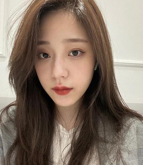 显白的发色，显得人比较甜美，造型也是很美的