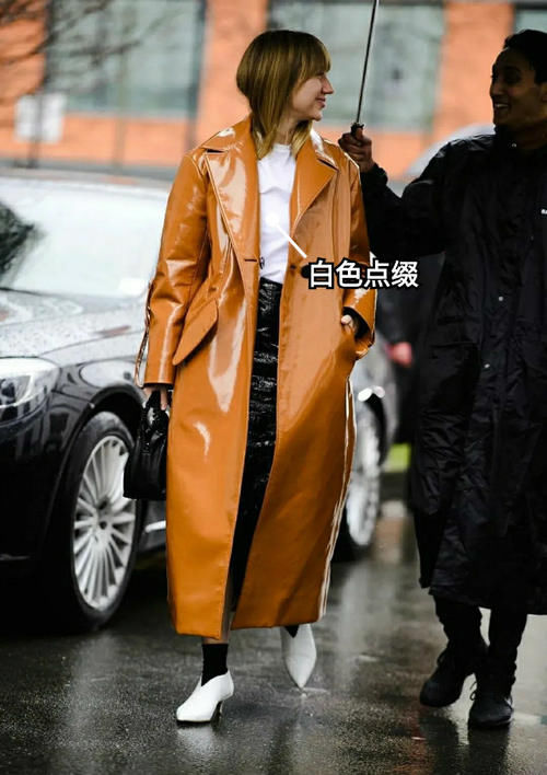 人手一件的棕色风衣，这样配“内搭”才上档次，轻松摆脱路人感