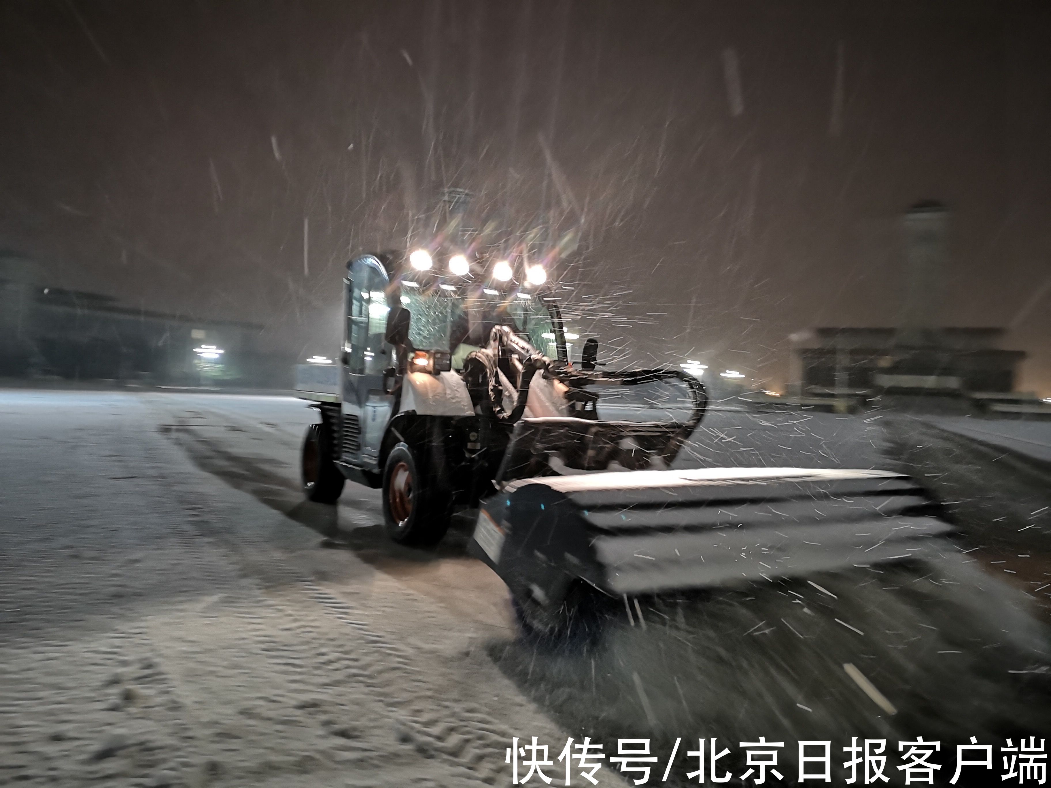 环卫|风雪中国旗准时升起！环卫工提前3小时清扫升旗路