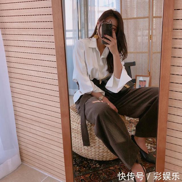 别再用白衬衫搭配西装,这3种单品和白衬衫才是绝配,气质又时髦