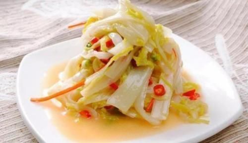 炒白菜,直接下锅炒是外行!学会4个技巧,酸辣又脆爽,还不出水