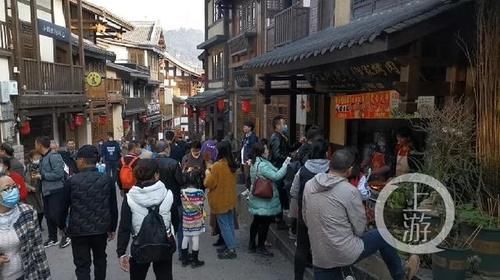 老年|春节好去处丨大年初一暖阳高照 市民登高逛老街