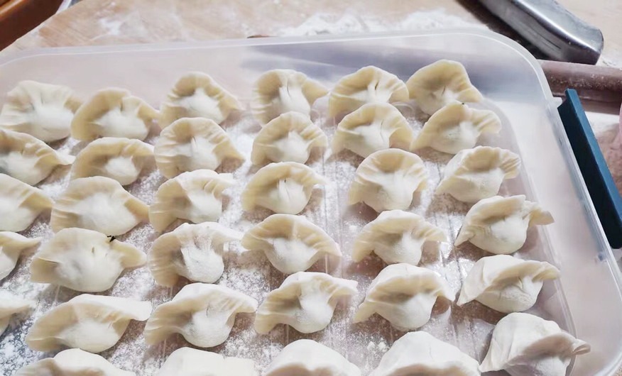饺子包好后别直接放冰箱,容易开裂粘连,教你一招,放1年都新鲜