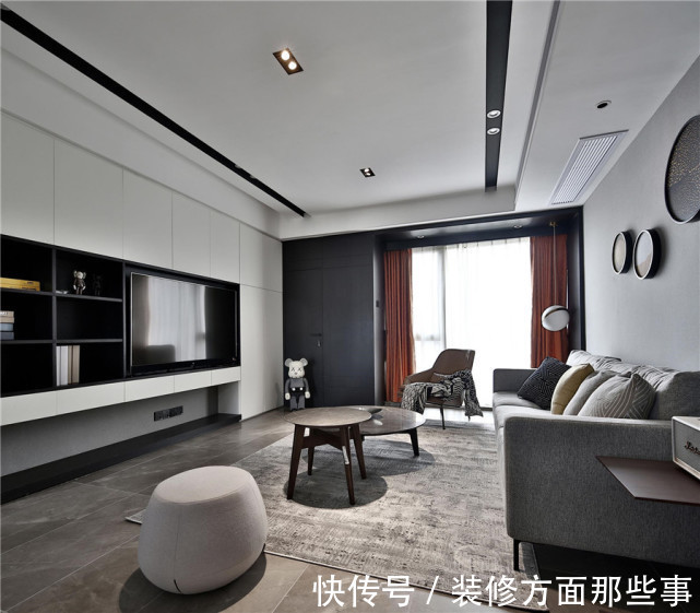 太卡通|133㎡现代风四居室,局部点缀了一些黄色及挂画来点亮空间