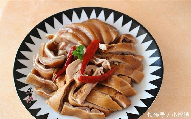 做卤味,卤水配料很重要,配方收起来,越卤越香,拿黄金都不换