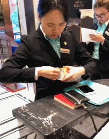 |搞笑GIF段子:这闹婚的太过分了,好好地进门不行,非要翻墙是不是不妥啊