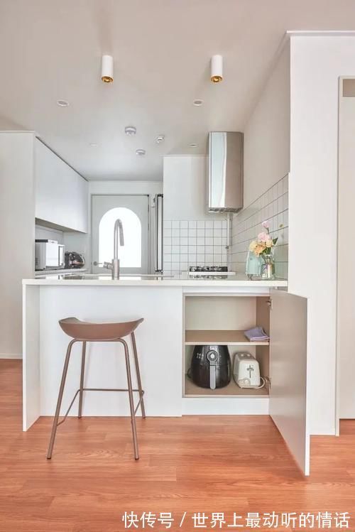 衣帽间|84平婚房，进门就被迷住了，不装电视不要餐厅，布置完好暖心