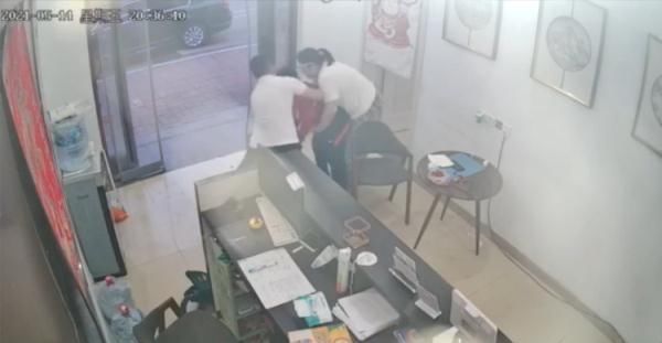 一命|“去医院就晚了!”11岁儿子被卡喉,宝妈2个“果断”救孩子一命