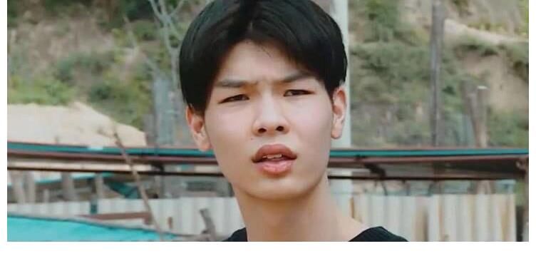 《变形计》最豪富二代，因衣服太大牌全程打码，网友：穷限制想象