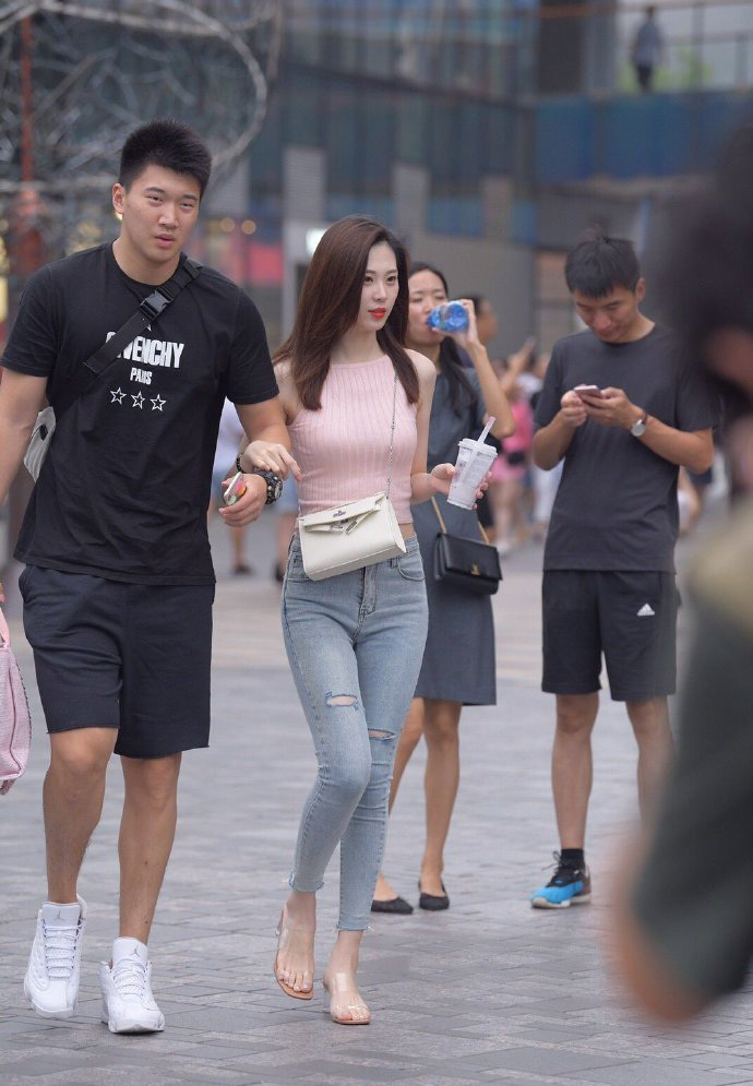 牛仔裤 不会穿搭没关系,牛仔裤给你展现时尚感的底气