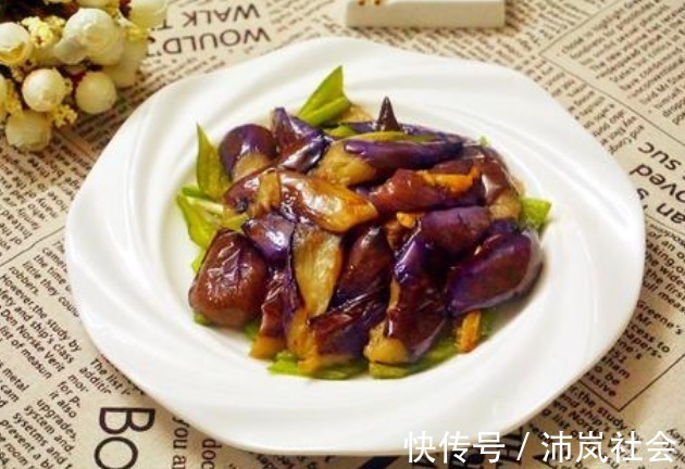 炒茄子不要先放油，大厨教你一招，无论怎么炒都不发黑，也不油腻