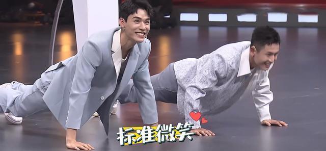 出卖 王牌对王牌未播片段,张哲瀚出卖龚俊腹肌,岳云鹏的表情太真实