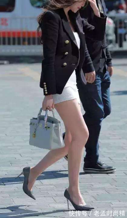 街拍|街拍：紧身包臀裙的辣妈，秀出大长腿