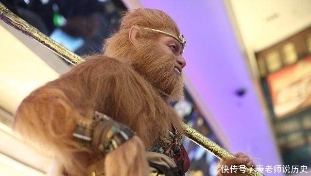 西游记中孙悟空变成人形有一个美中不足,猪八戒嘲笑不已