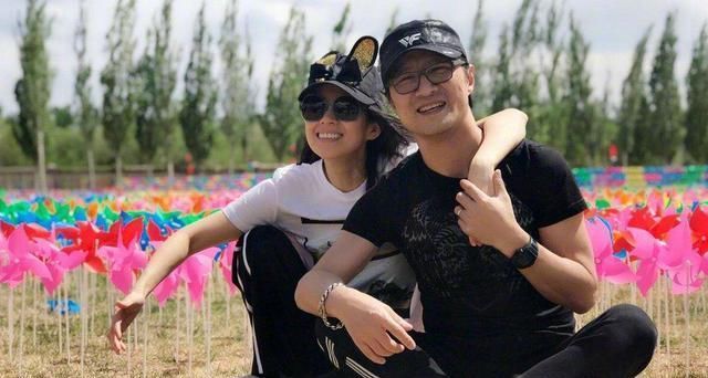 不怕老婆吃醋？汪峰深夜聚会送美女回家，章子怡产后忙捞金显疲惫
