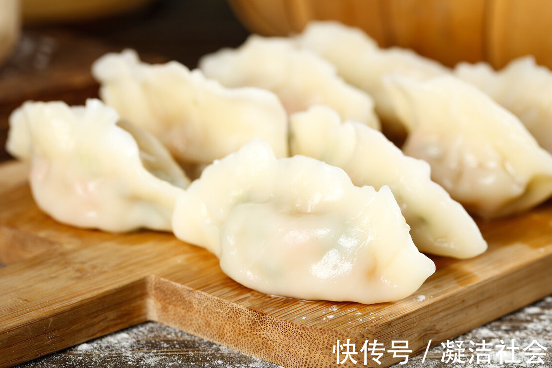 窍门|韭菜饺子好吃有窍门,试试多做1步,韭菜更鲜香,翠绿不出水