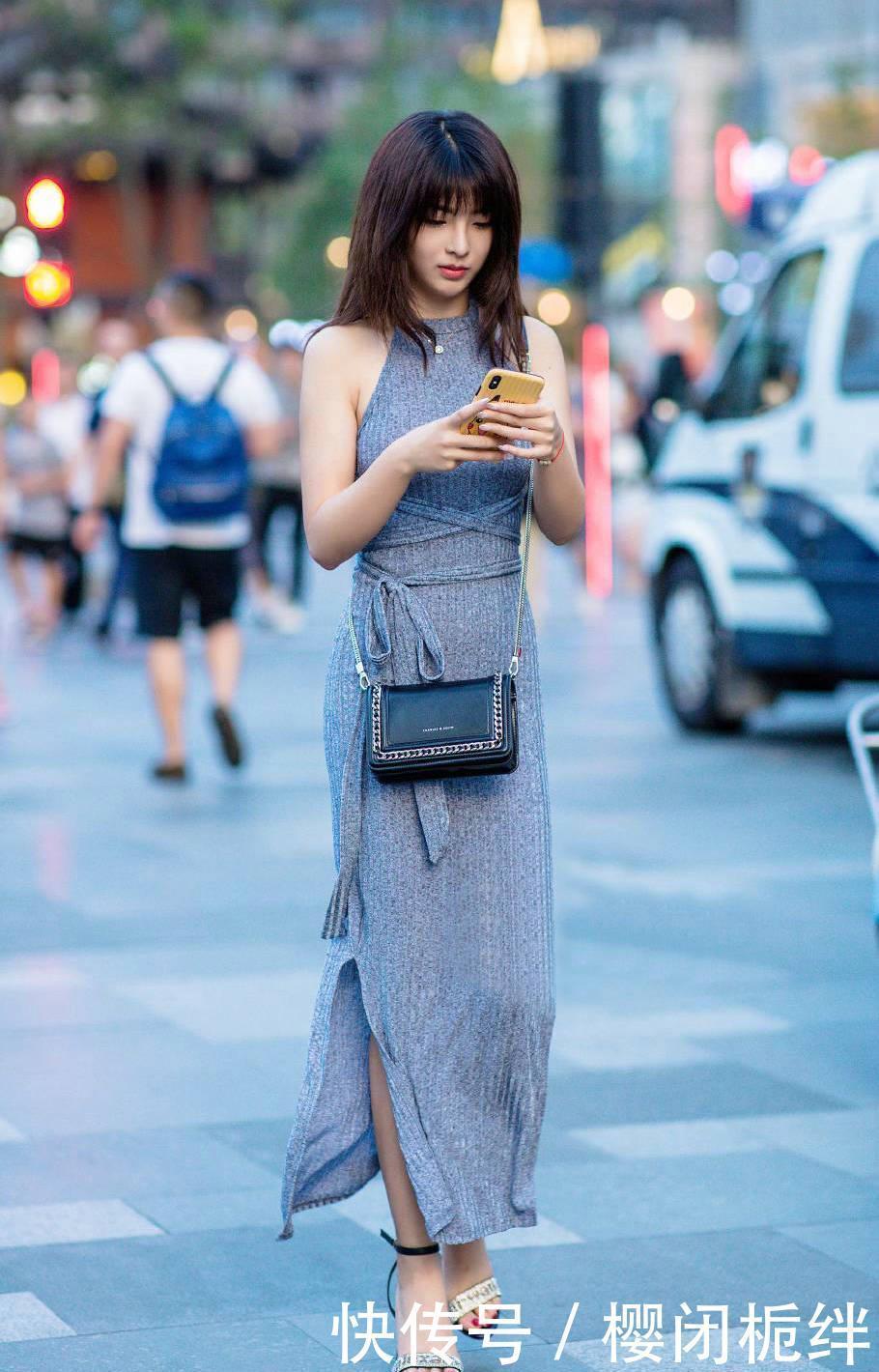 搭配|时尚的姑娘,穿蓝色紧身连衣裙搭配高跟凉鞋,展现都市时尚范