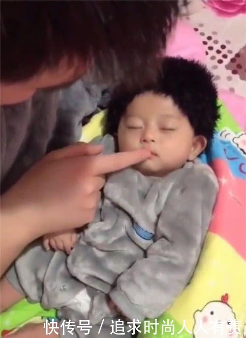 宝妈|男子去哄宝宝睡觉,睡着了也不舍得放下,妈妈在一旁醋味好大啊