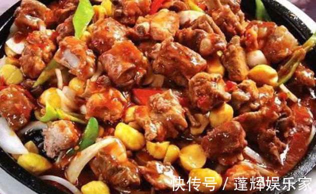 翻炒均匀|美食推荐酥炸小黄花鱼,蒜蓉粉丝蒸虾,干煸花菜,板栗烧排骨