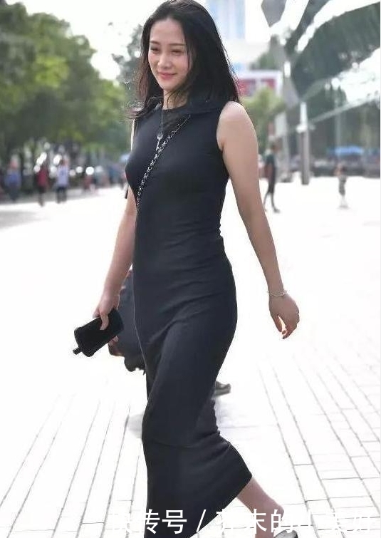 气质|街拍:穿长裙的风韵美女,清新淡雅,气质逼人!