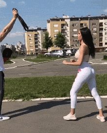 |搞笑GIF:高空翻栏杆还穿高跟鞋???