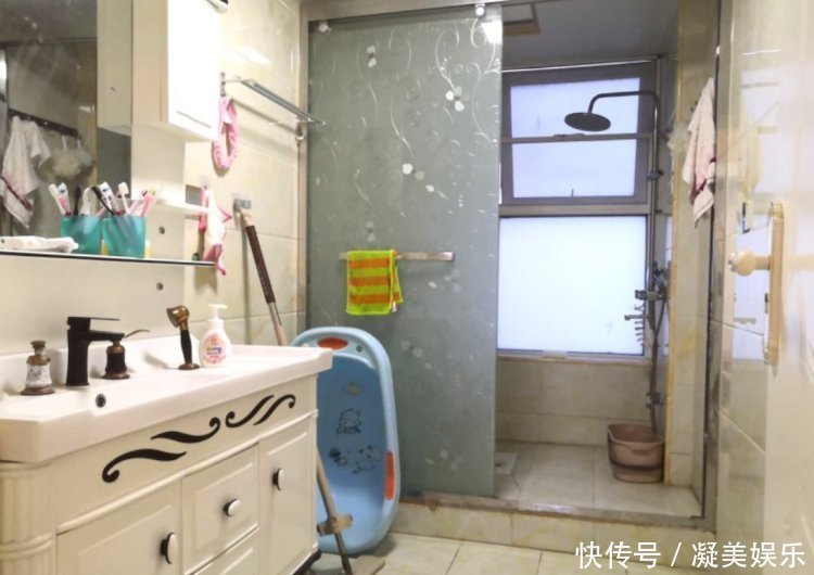地板|参观140㎡大婚房,朋友都夸餐边柜有档次,我却更喜欢主卧的飘窗