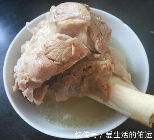 炖骨头汤，只放3个料就够了，炖好后汤白不黑，鲜美不腥不油腻