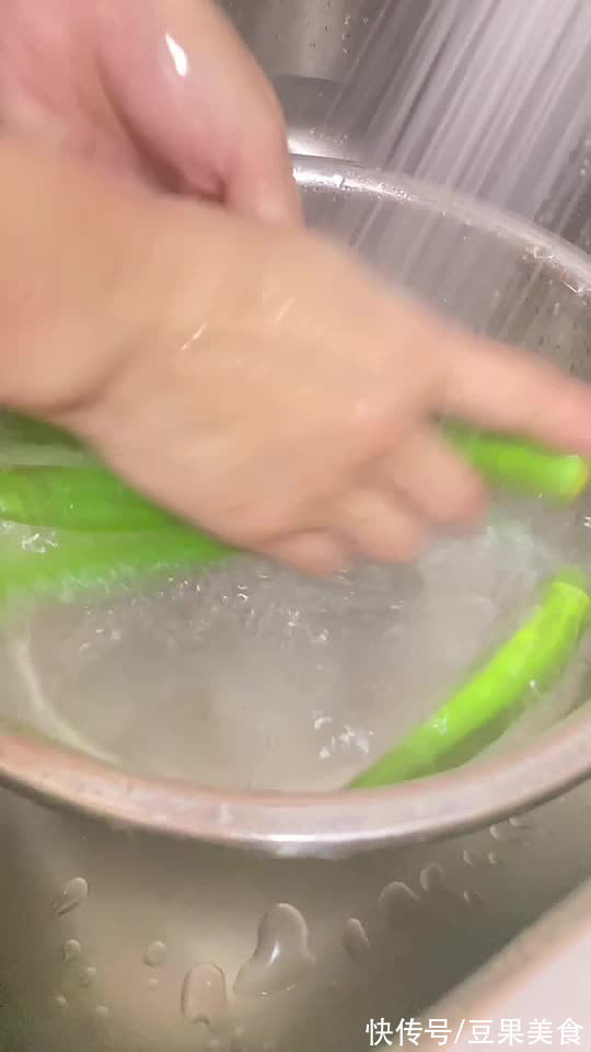 回味无穷的凉拌秋葵来拯救你的胃