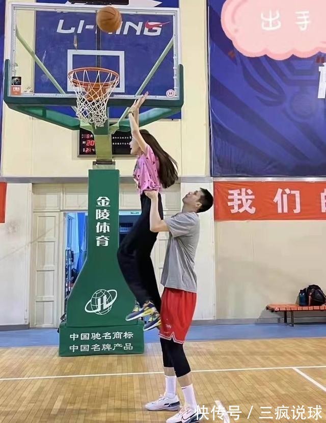 三分球|人生赢家任骏飞!娶博士空姐娇妻,双腿纤细似筷子,新买4层别墅
