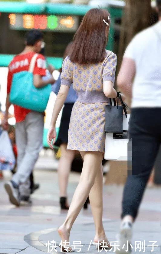 小姐姐很会穿搭,完美阐释什么才是淑女气质
