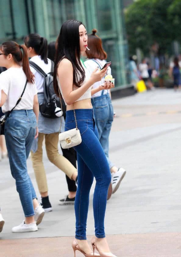 高跟鞋|街拍美女牛仔裤和高跟鞋最配,轻松显瘦又显腿长,赶紧学起来