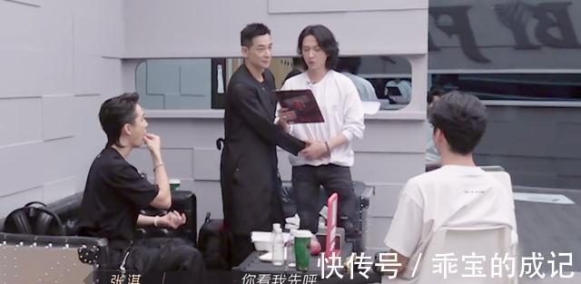 《哥哥》加更:手绘海报脑洞大,黄贯中即兴创作,赵文卓出表情包