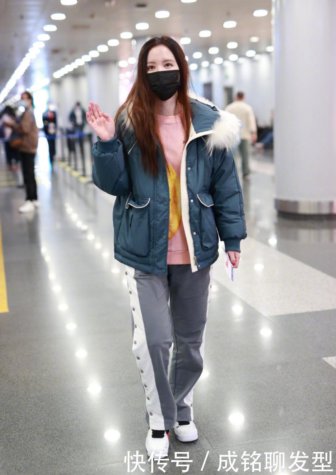 简单|老板娘张萌真会凹造型,粉色毛衣配毛领调外套,保暖时尚又减龄