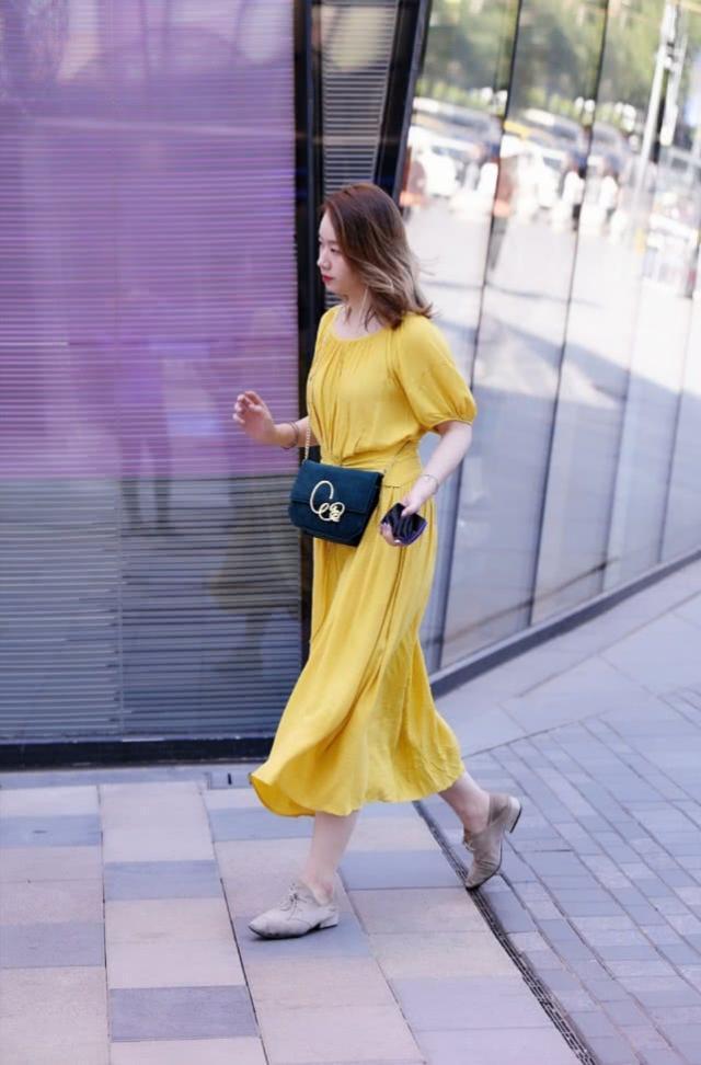 街拍:穿黄色短裤的小姐姐,身材曲线真完美,笑容也很甜