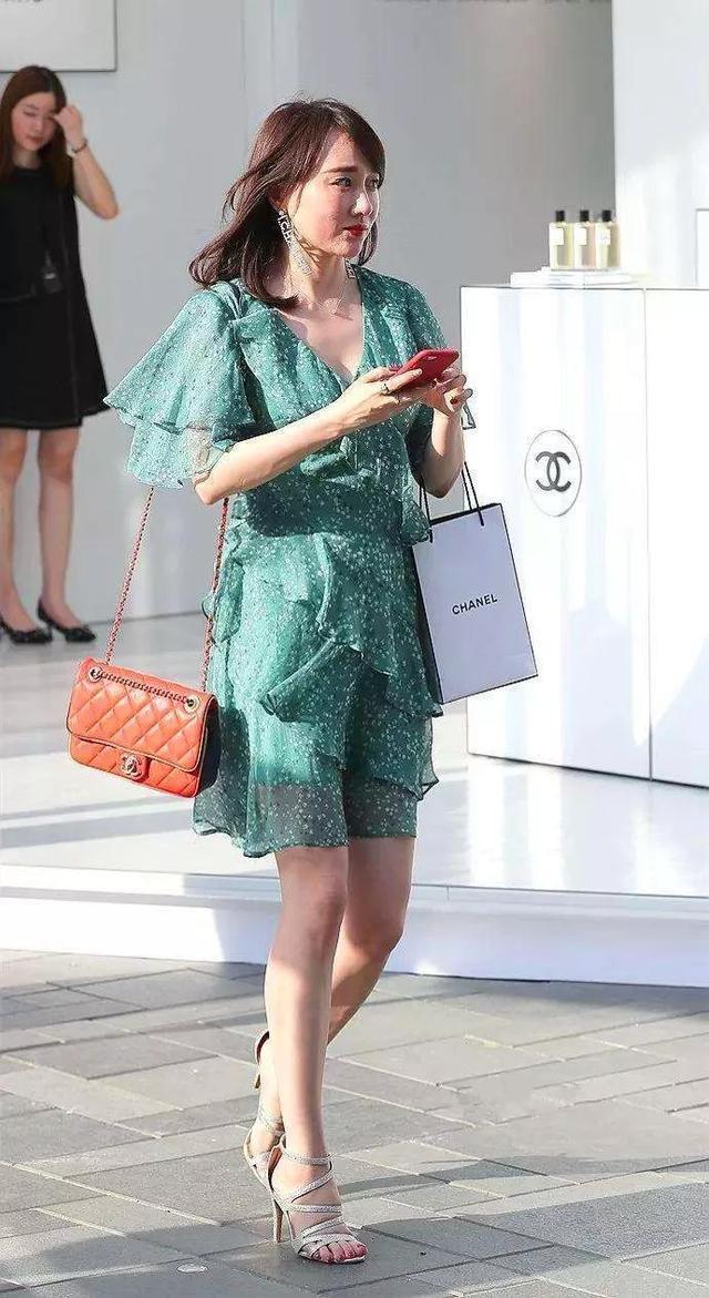 小姐姐身上|十分气质长发的小姐姐,身穿挂脖式的黑色连衣裙,让双腿也显得更加的优雅