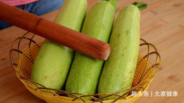 盐水泡|蔬菜不是吃得越多对身体越好,3种蔬菜建议少吃,潜藏很多安全隐患